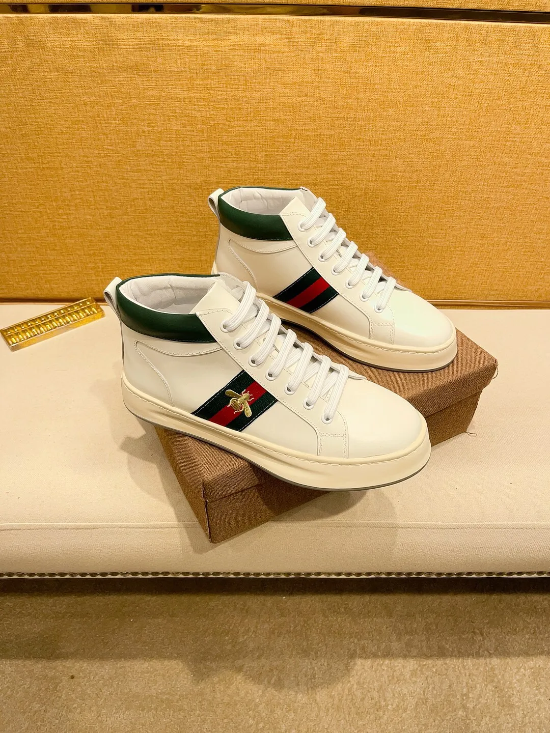 Factory price 440 [Gucci] Gucci's latest high-top casual Korean-style men's shoes, brand new autumn and winter design, perfect workmanship, cabinet quality, upper: cowhide material, leather lining; soft and comfortable, rubber outsole ultra-light, wear-resistant, simple, versatile fashion men's shoes, color optional, size 38--44
